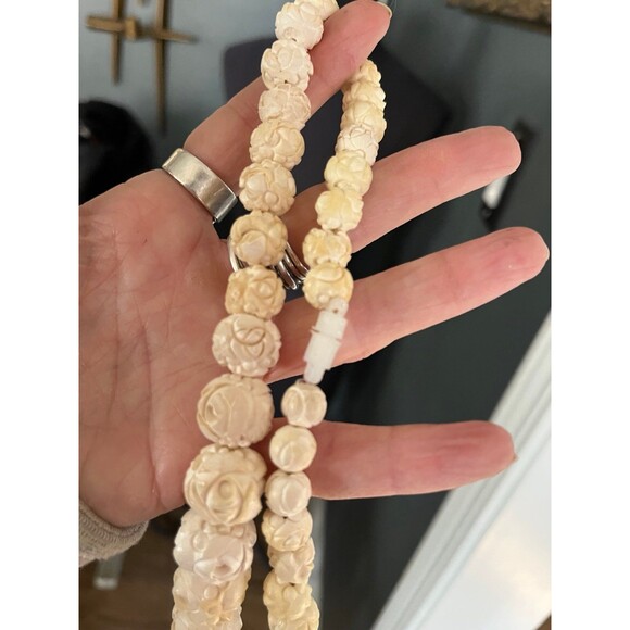Vintage 1940’s- 50’s Hand carved Necklace & Earrings Cream color - Picture 4 of 11